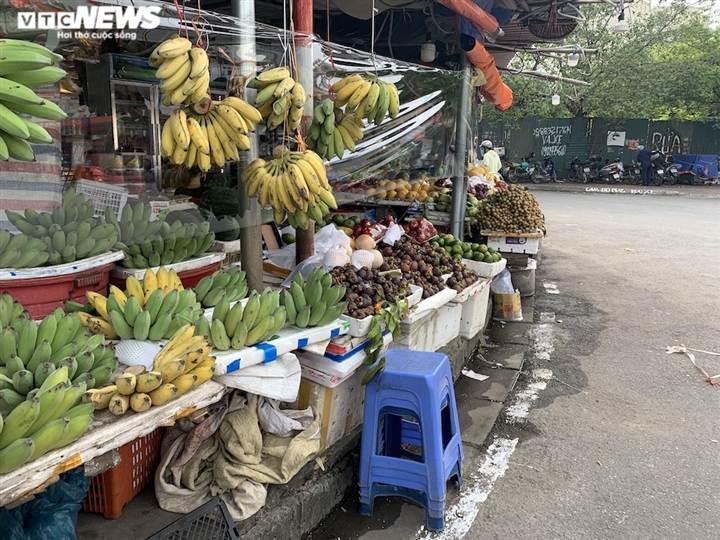 Hoa quả tươi đắt khách, cam tăng tới chục giá ở nhiều chợ Hà Nội