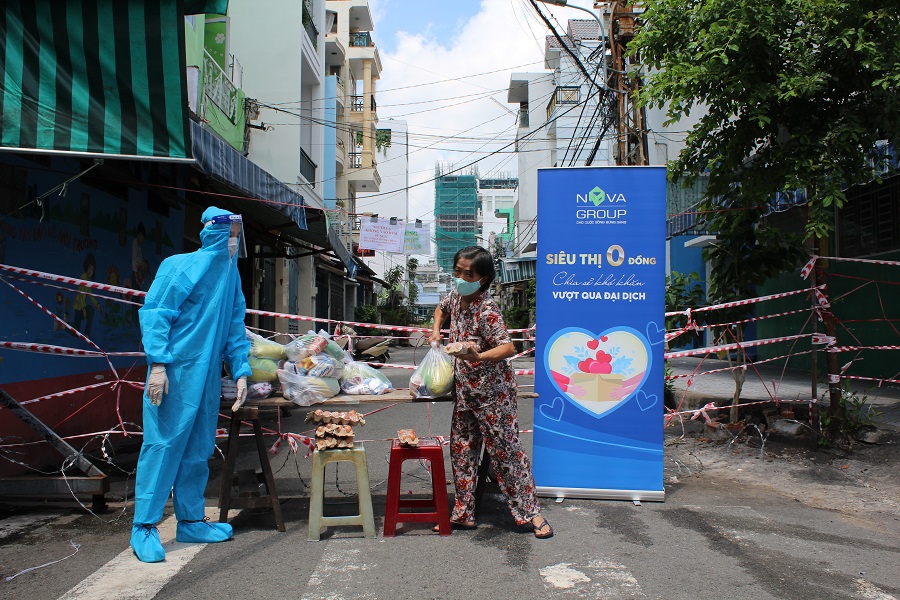 Sáng 21/8, Siêu thị 0 đồng đã trao những phần quà cho người dân gặp khó khăn