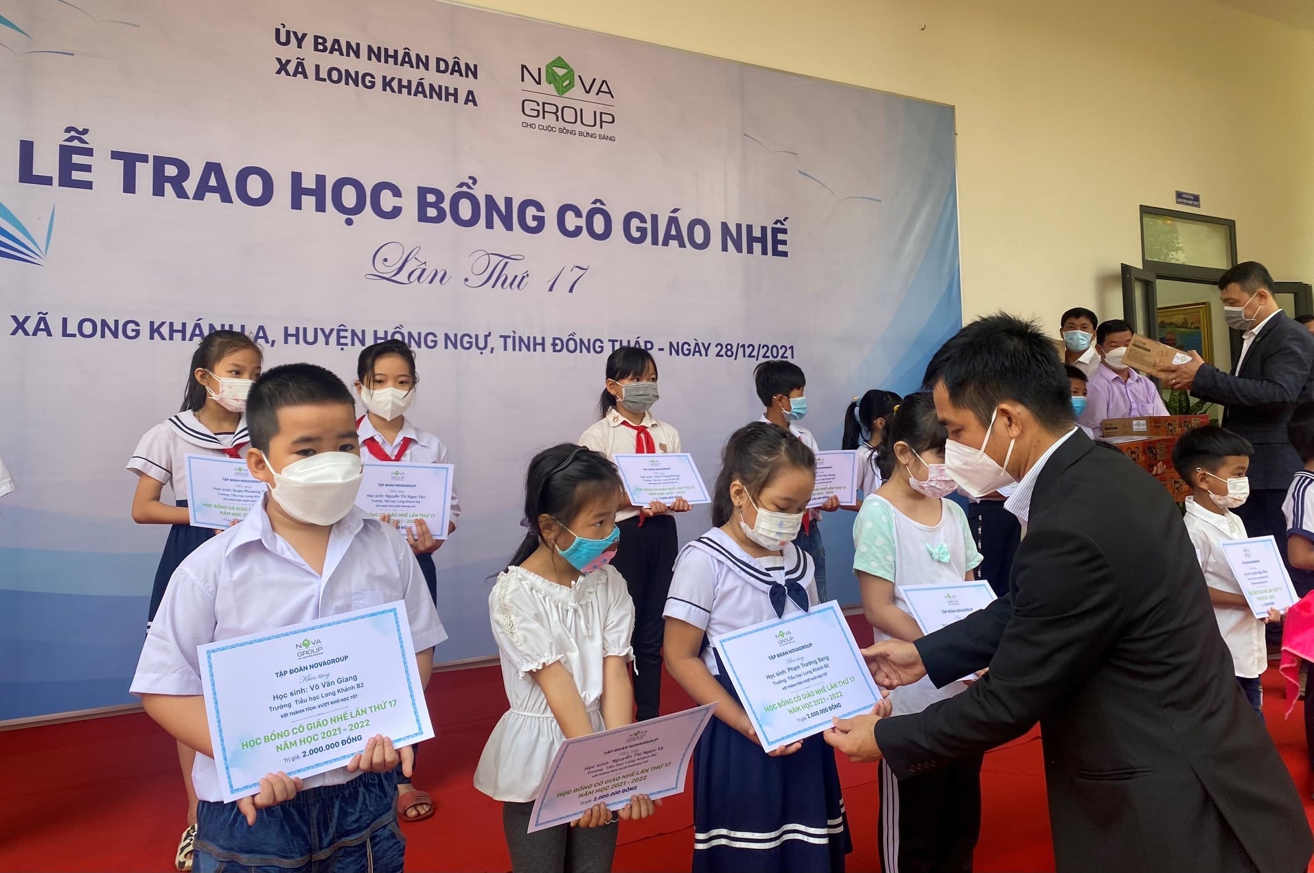 180 HỌC SINH NHẬN HỌC BỔNG CÔ GIÁO NHẾ - 17 NĂM CHẮP CÁNH ƯỚC MƠ